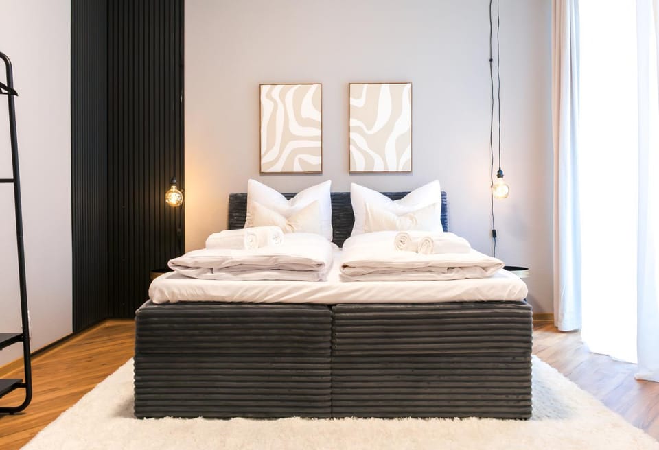 Bed, Photo of the whole room, Bedroom, towels
