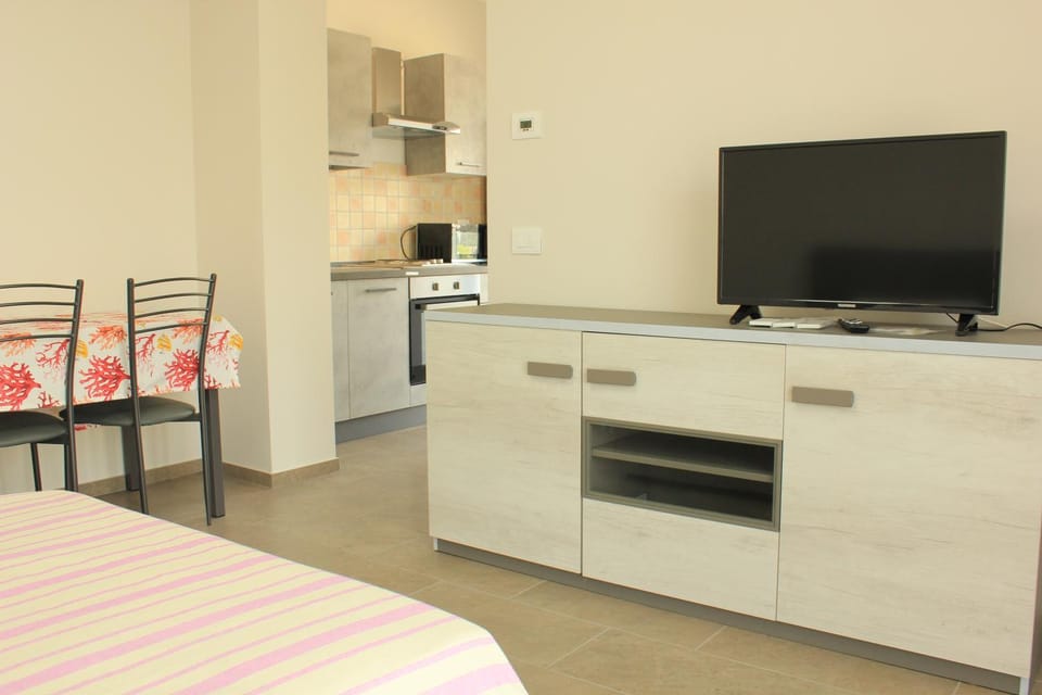 Bed, TV and multimedia, Photo of the whole room, Dining area, Bedroom, oven