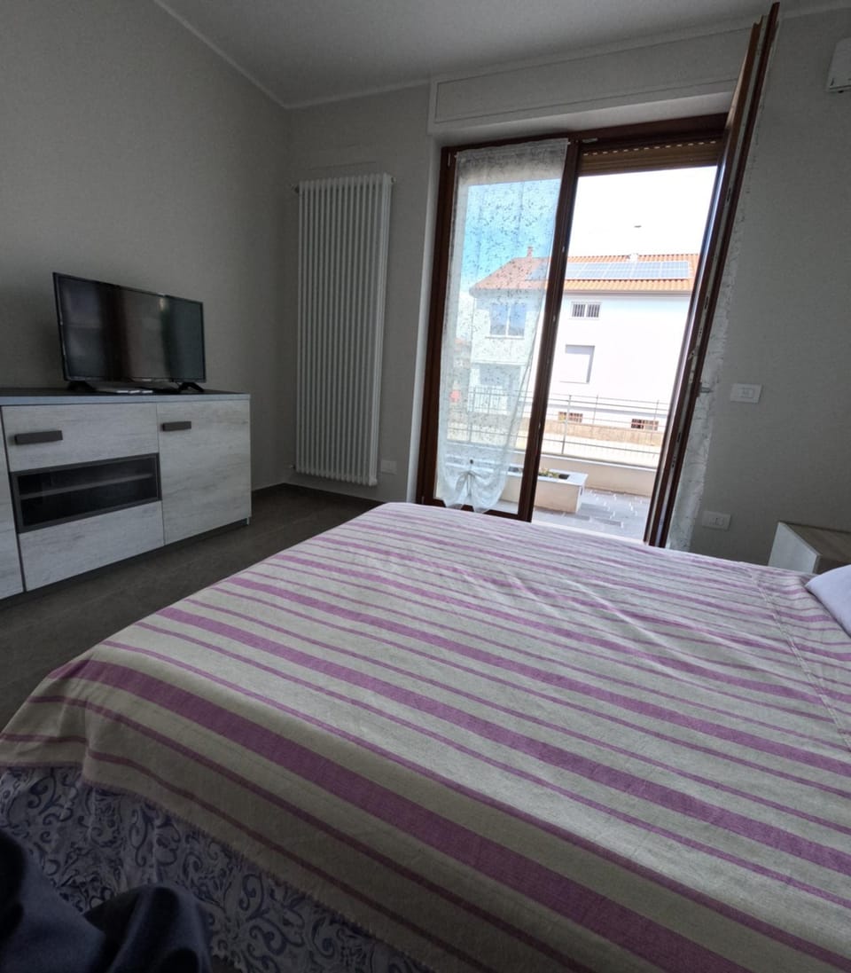 Bed, TV and multimedia, Bedroom