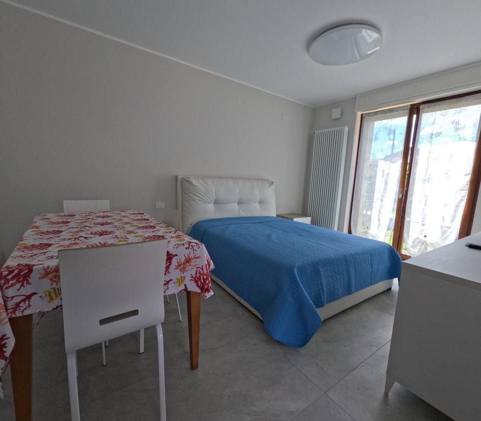 Bed, Photo of the whole room, Dining area, Bedroom