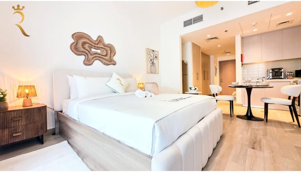 Bed, Kitchen or kitchenette, Dining area