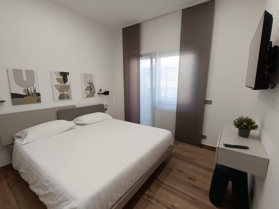 Bed, TV and multimedia, Photo of the whole room, Bedroom