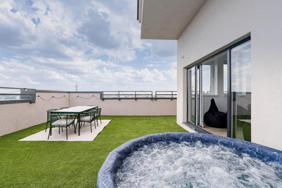 Downtown Skyline Penthouse w Parkview&Jacuzzi Apartment in Bucharest