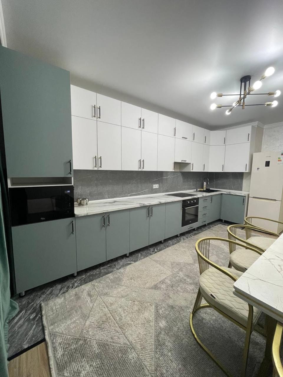 Kitchen or kitchenette, Dining area