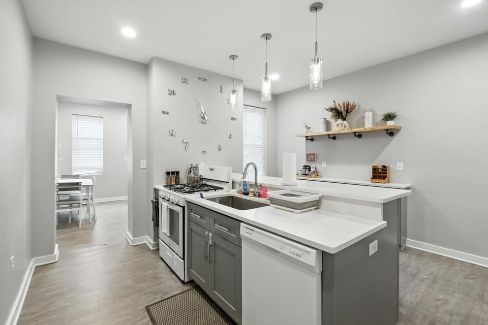 Cozy Historic Row Home- Near Stadiums! home House in Pittsburgh