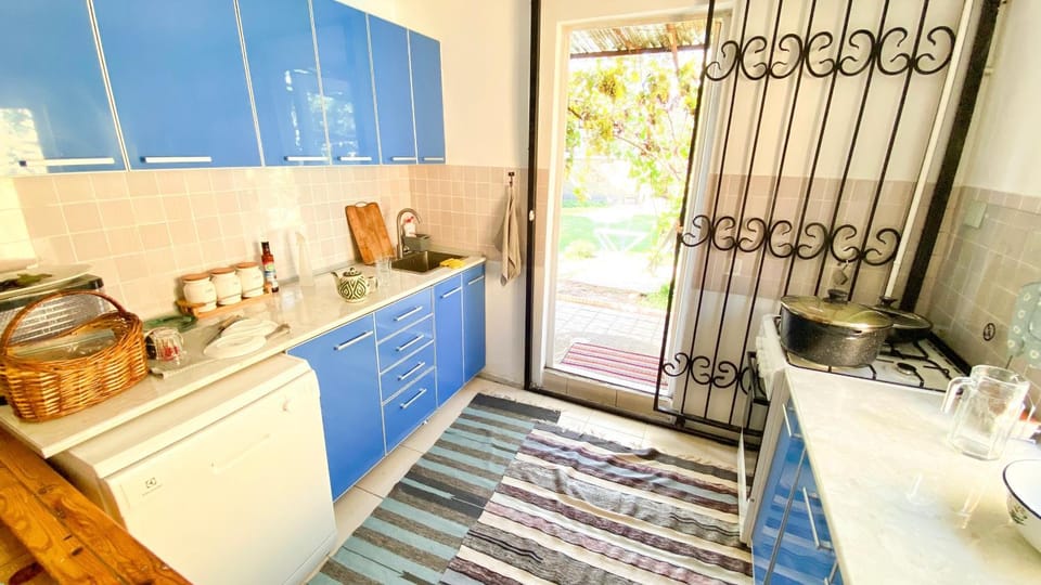Coffee/tea facilities, Kitchen or kitchenette, stove