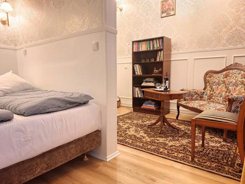 Bed, Library, Photo of the whole room, Seating area, Bedroom