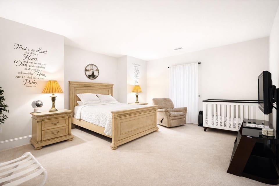 Bed, TV and multimedia, Photo of the whole room, Bedroom
