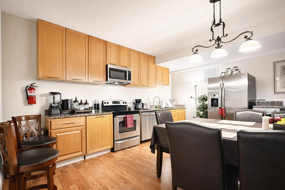 Coffee/tea facilities, Kitchen or kitchenette, Seating area, Dining area, dishwasher, oven, stove, toaster