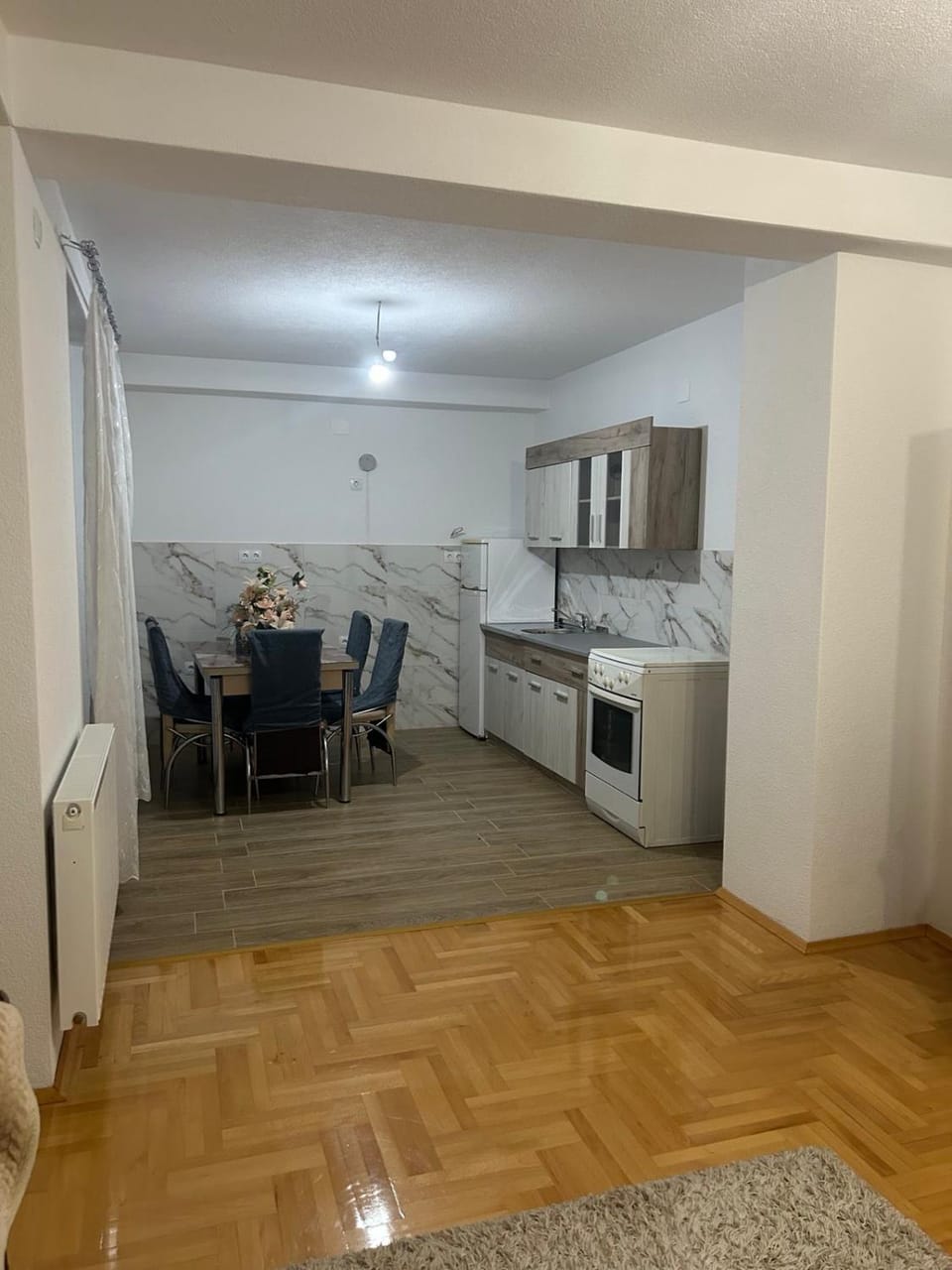 Kitchen or kitchenette, Dining area, oven, stove