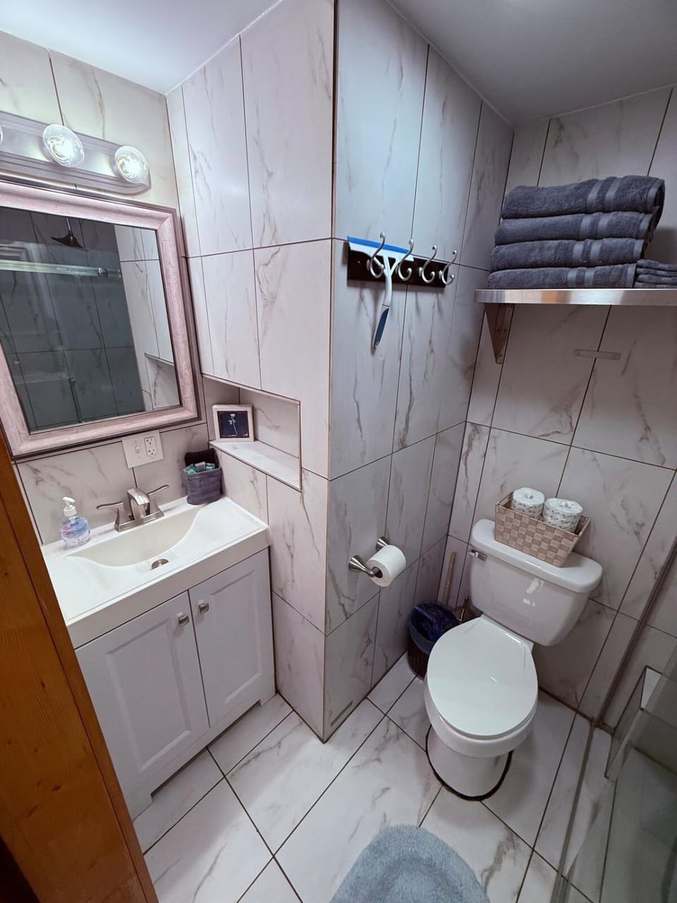 Shower, Toilet, Bathroom, towels