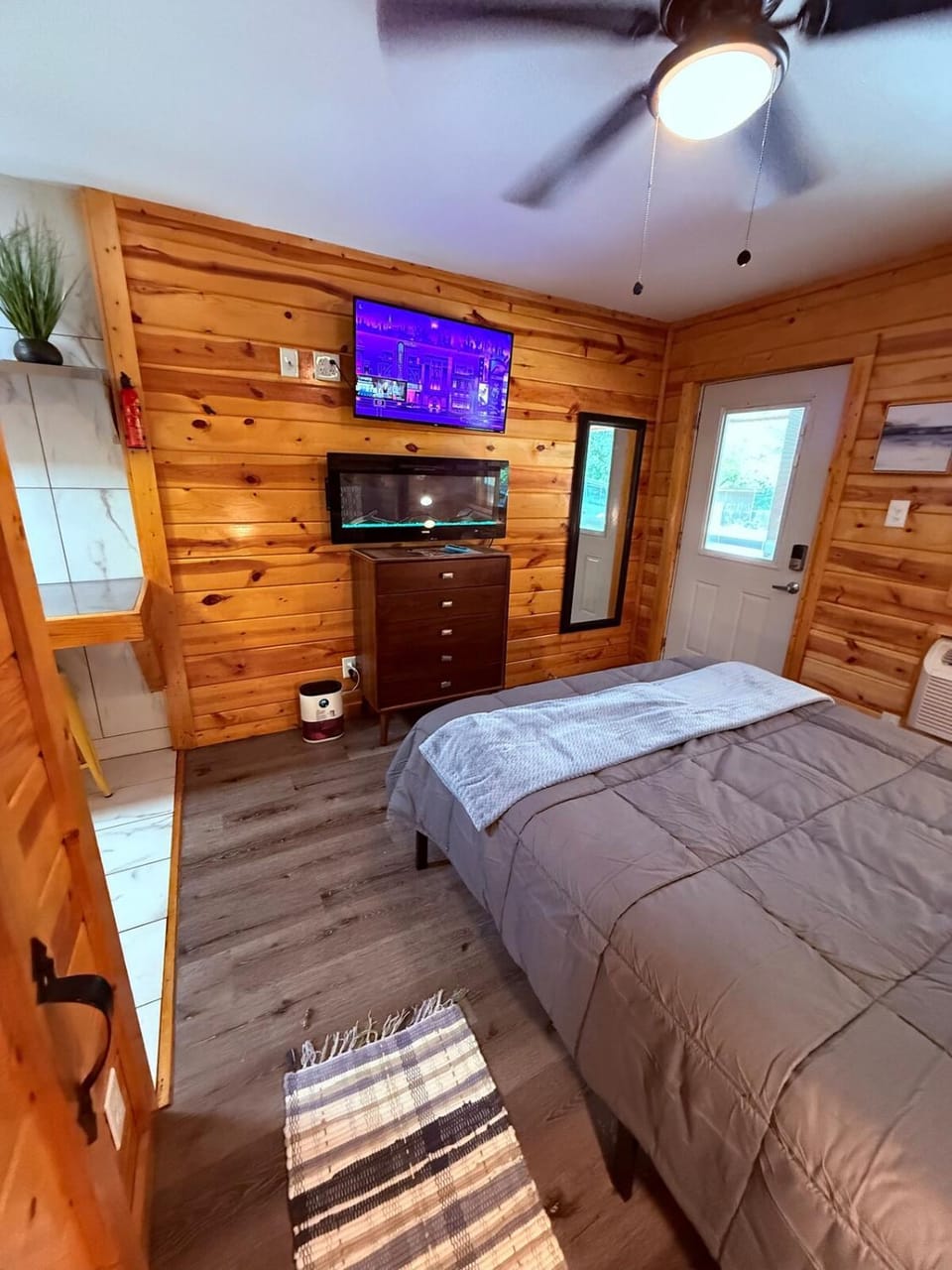 Bed, TV and multimedia, Evening entertainment, Bedroom