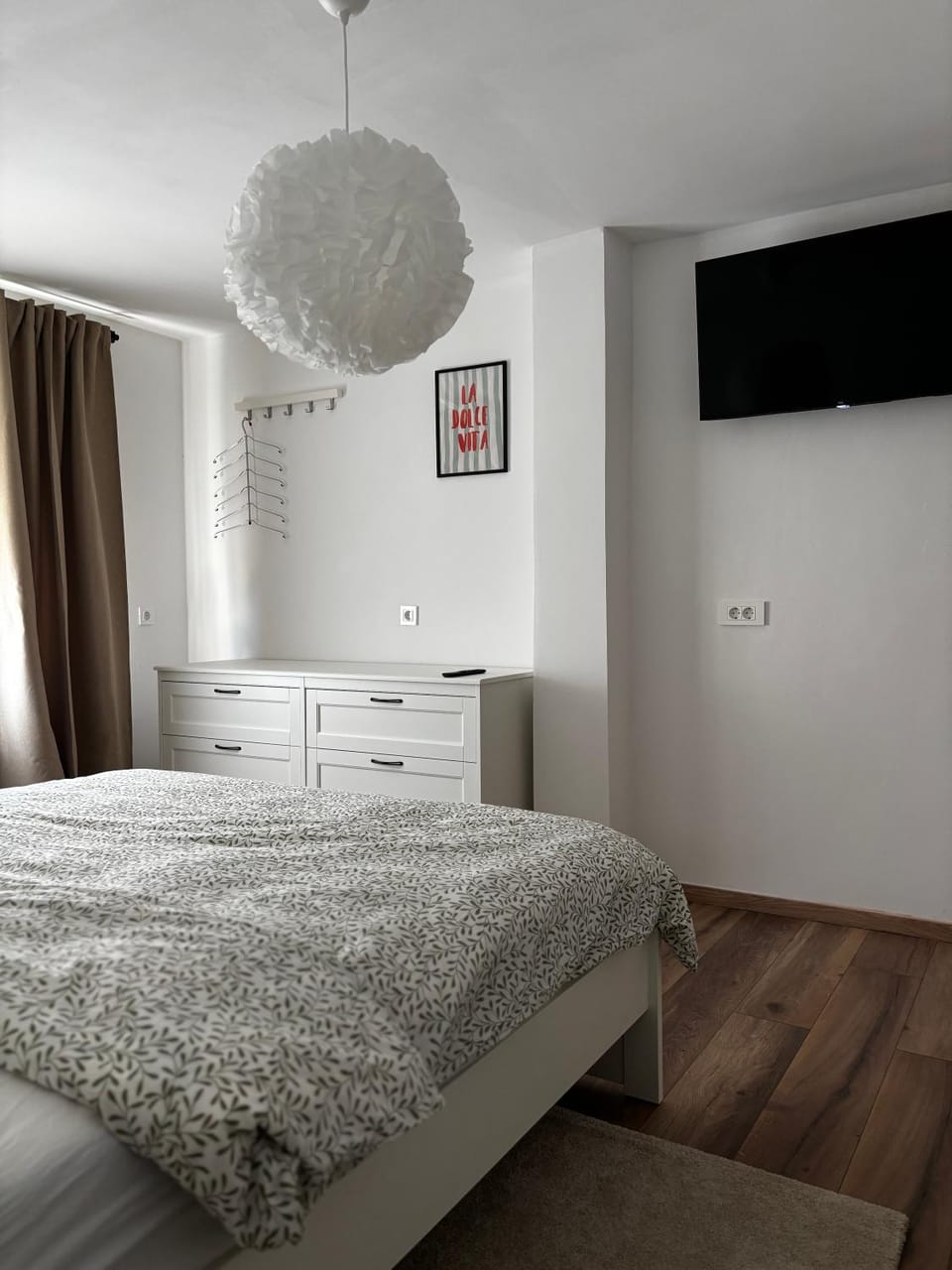 Bed, TV and multimedia, Bedroom