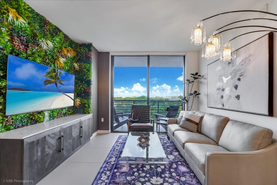 Natural landscape, TV and multimedia, Living room, Seating area