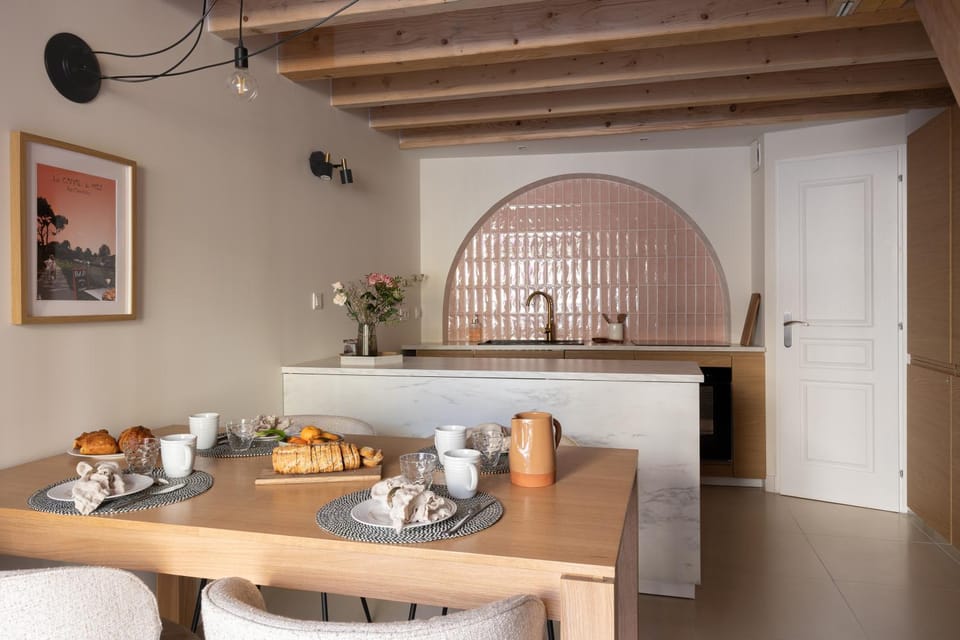 Kitchen or kitchenette, Dining area