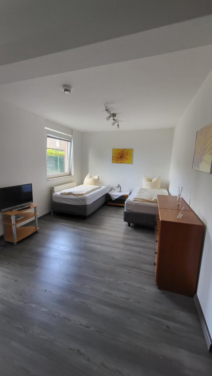 Bed, TV and multimedia, Photo of the whole room, Bedroom