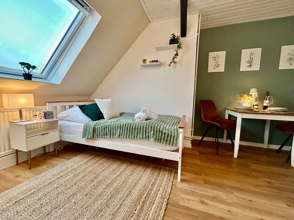 Bed, Photo of the whole room, Seating area, Dining area, Bedroom, heating, internet, towels