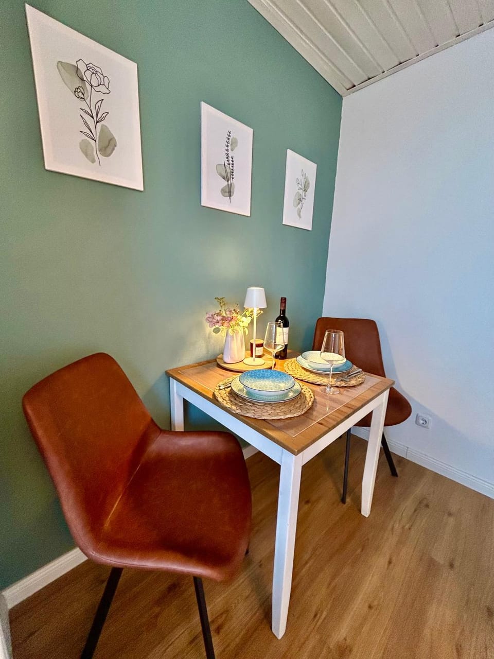 Seating area, Dining area, Bedroom, heating, internet