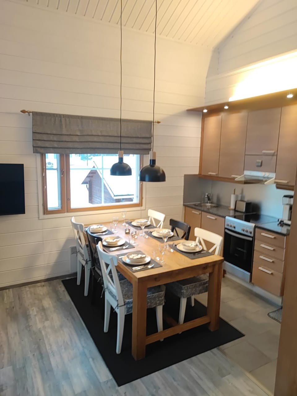 Kitchen or kitchenette, Dining area