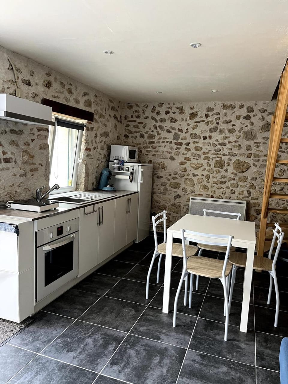 Kitchen or kitchenette, Dining area
