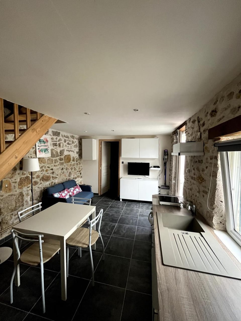 Kitchen or kitchenette, Seating area, Dining area, stove