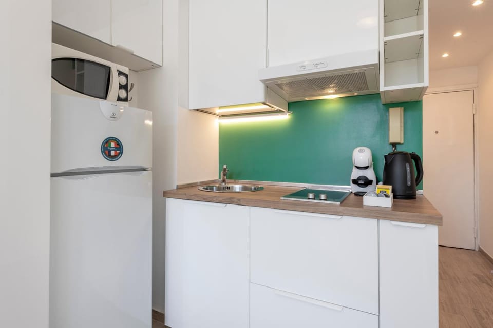 Kitchen or kitchenette, oven
