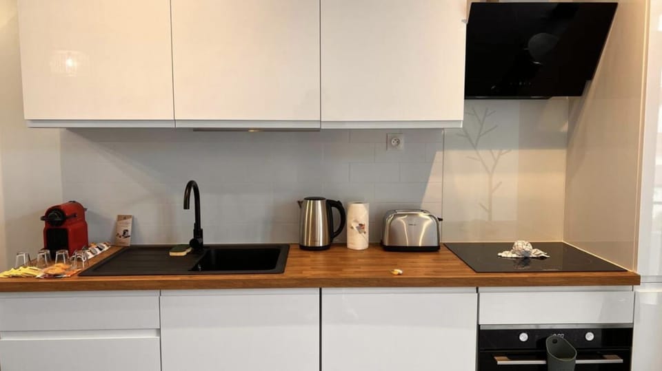 Coffee/tea facilities, Kitchen or kitchenette, stove