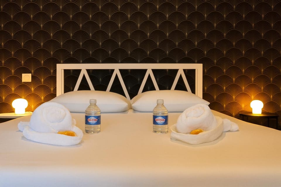 Bed, Photo of the whole room, Bedroom, towels