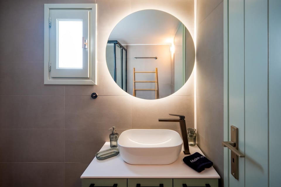 Bathroom, towels
