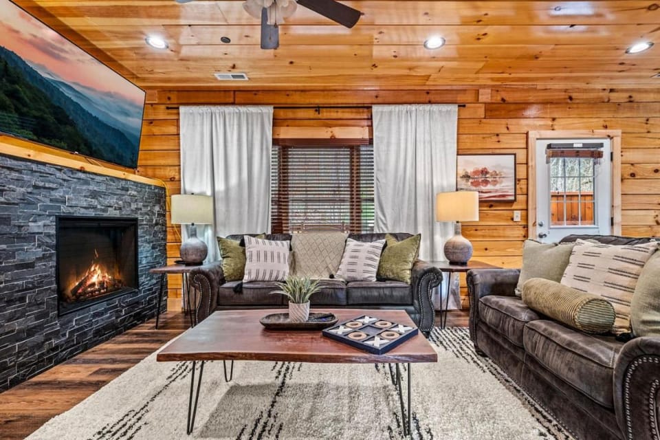 Prime Pigeon Forge location with 2 Hot Tubs, Arcade, 3 Decks and Pool Table House in Pigeon Forge