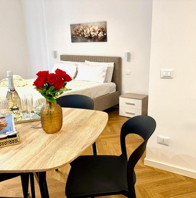 Bed, Living room, Photo of the whole room, Seating area, Dining area, Bedroom
