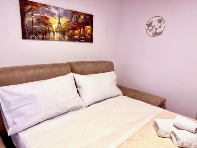 Bed, Photo of the whole room, Decorative detail, Bedroom, fireplace