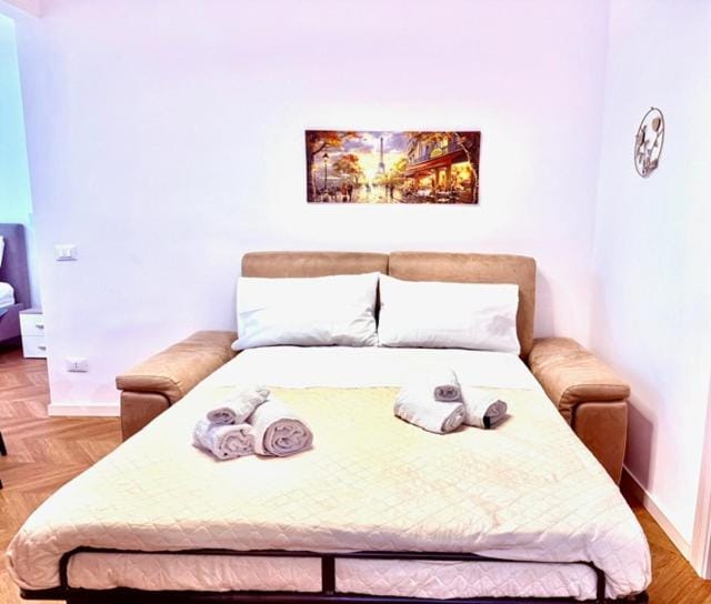 Bed, Photo of the whole room, Bedroom, towels
