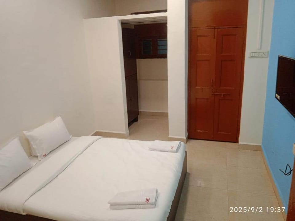 Hotel Galaxy Executive Guest House & AC Dormitory Bed and Breakfast in Mumbai