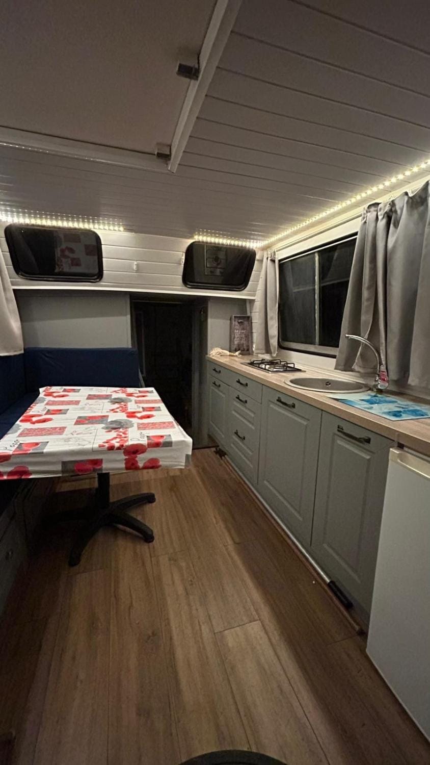 Agréable bateau péniche Docked boat in Ploërmel