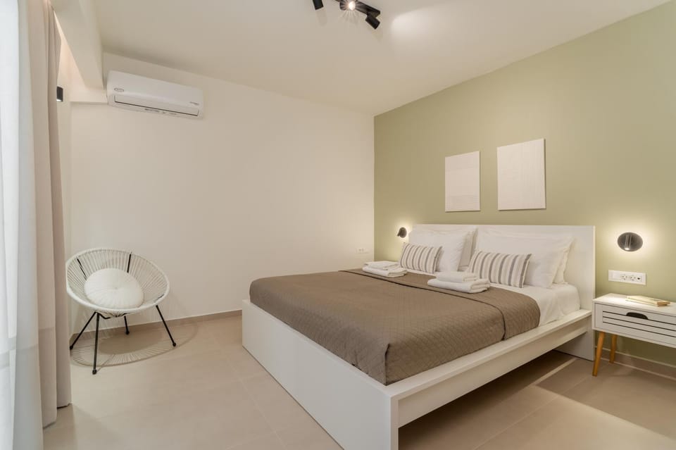 Bed, Photo of the whole room, Bedroom, air conditioner