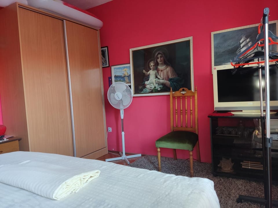 Bed, TV and multimedia, Photo of the whole room, Bedroom, air conditioner