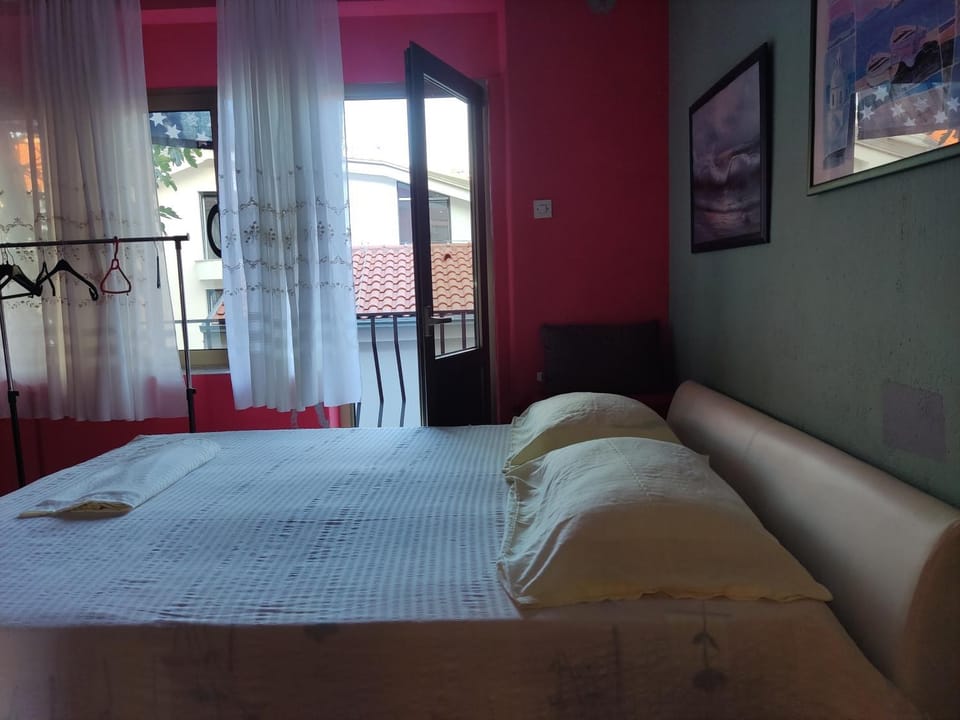 Bed, Photo of the whole room, Seating area, Bedroom