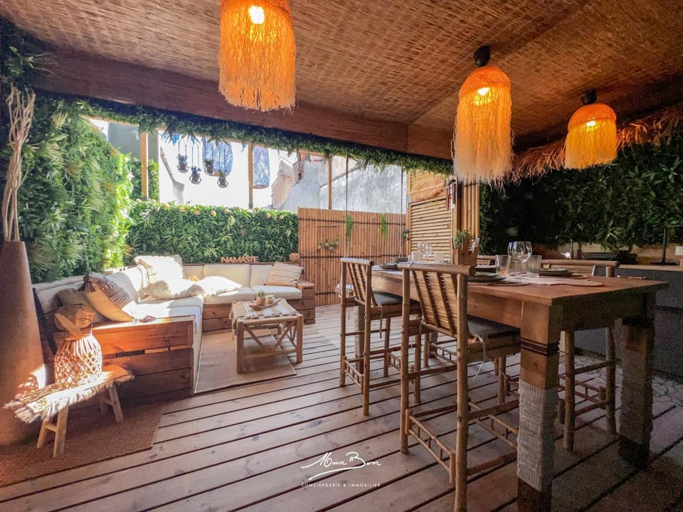 Patio, Day, Seating area, Dining area