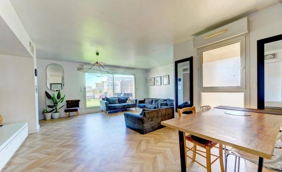 TV and multimedia, Living room, Dining area