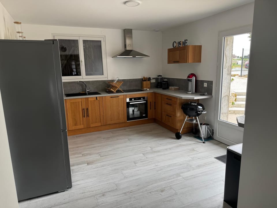 Coffee/tea facilities, dishwasher, oven, stove, toaster