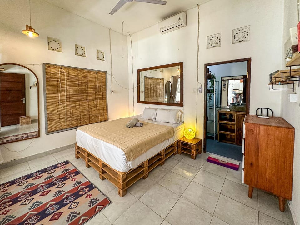 Bed, Photo of the whole room, Seating area, Bedroom, towels, wardrobe, air conditioner