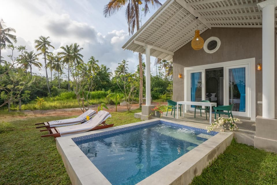 Property building, Garden, Garden view, Pool view, sunbed