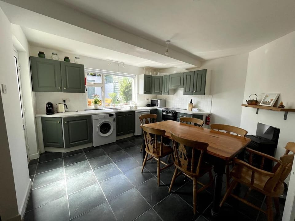 Coffee/tea facilities, Kitchen or kitchenette, Dining area, oven, stove, toaster, washing machine