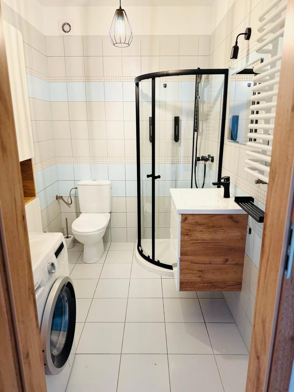 Shower, Toilet, Bathroom, towels, washing machine