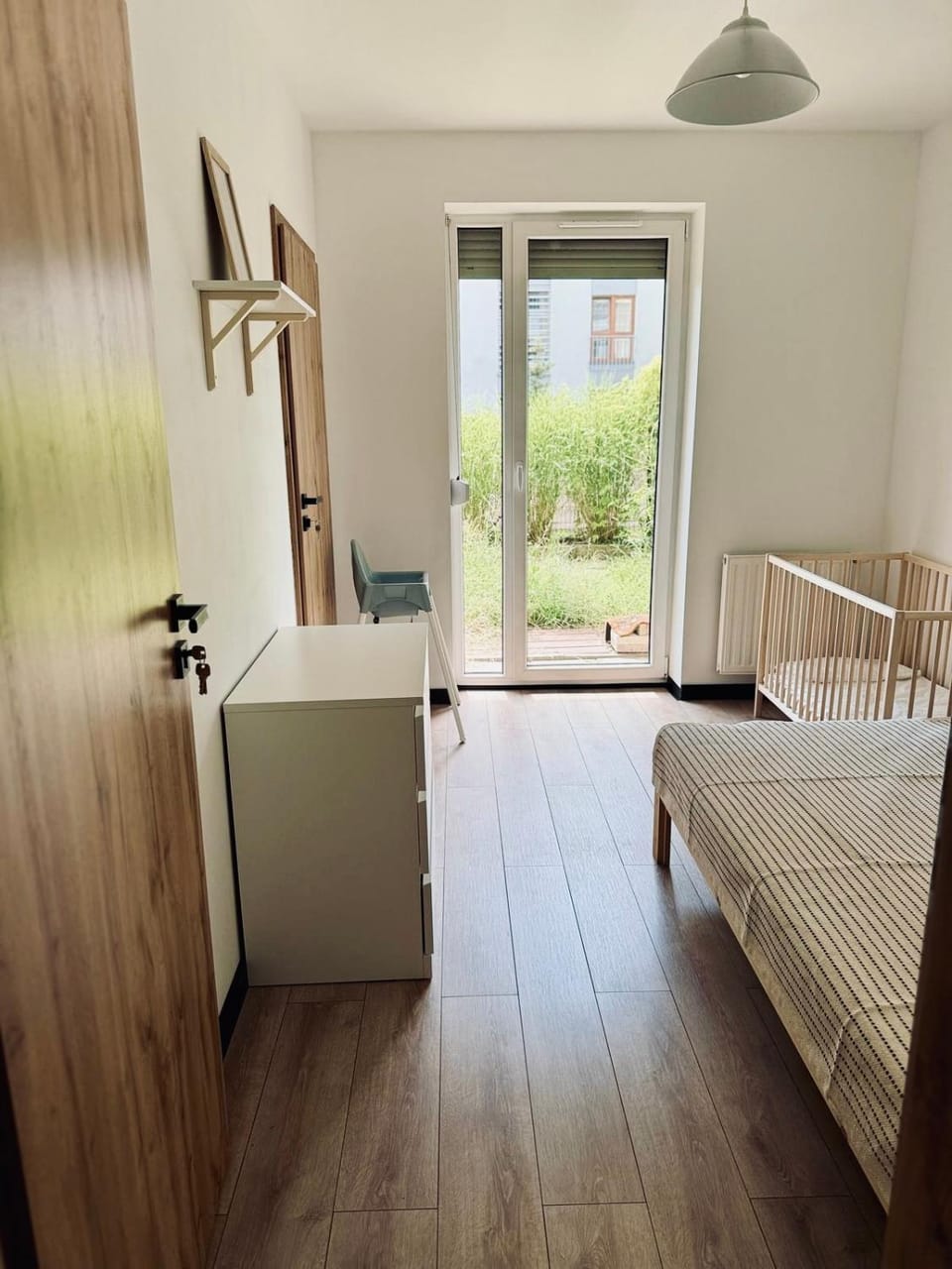 Photo of the whole room, Bedroom, cot