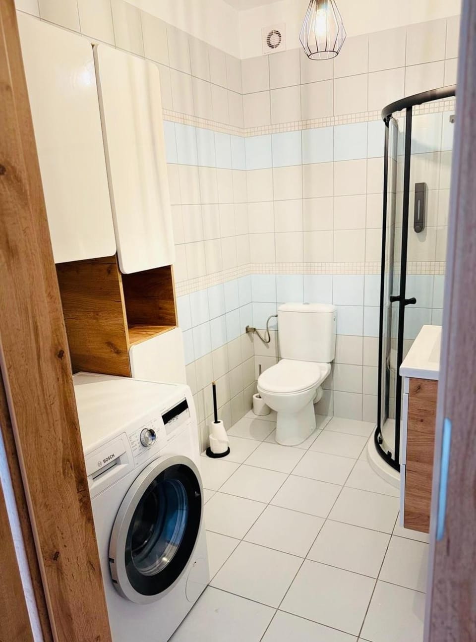 Shower, Toilet, Bathroom, towels, washing machine