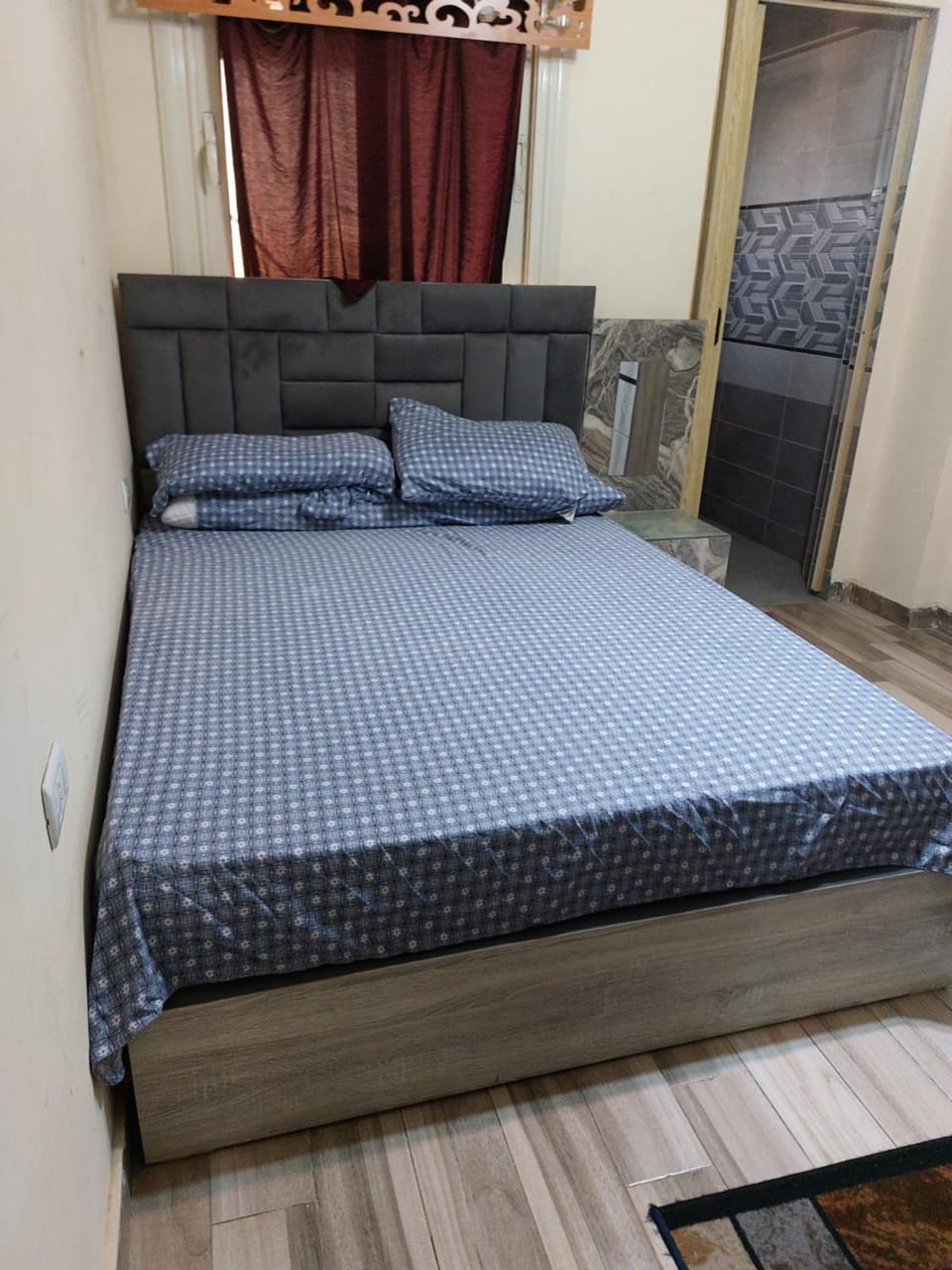 شقة فاخرة تطل على النيل 250 أنيقة بمدخل فخم وإطلالة ساحرة على النيل مساحة 250 م ديكور عصري ومساحات مفتوحة تتسع للعائلات أو الأصدقاء مع إنترنت سريع ومواقف سيارات موقع مميز وهدوء تام احجز الآن واستمتع بإقامة فاخرة Apartment in Cairo