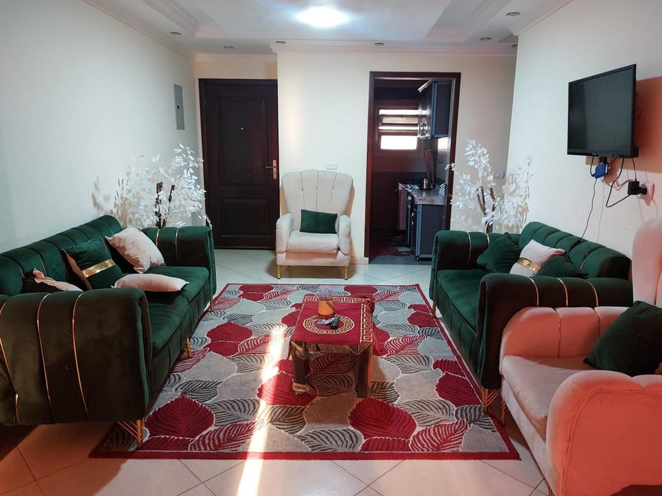 شقة فاخرة تطل على النيل 250 أنيقة بمدخل فخم وإطلالة ساحرة على النيل مساحة 250 م ديكور عصري ومساحات مفتوحة تتسع للعائلات أو الأصدقاء مع إنترنت سريع ومواقف سيارات موقع مميز وهدوء تام احجز الآن واستمتع بإقامة فاخرة Apartment in Cairo