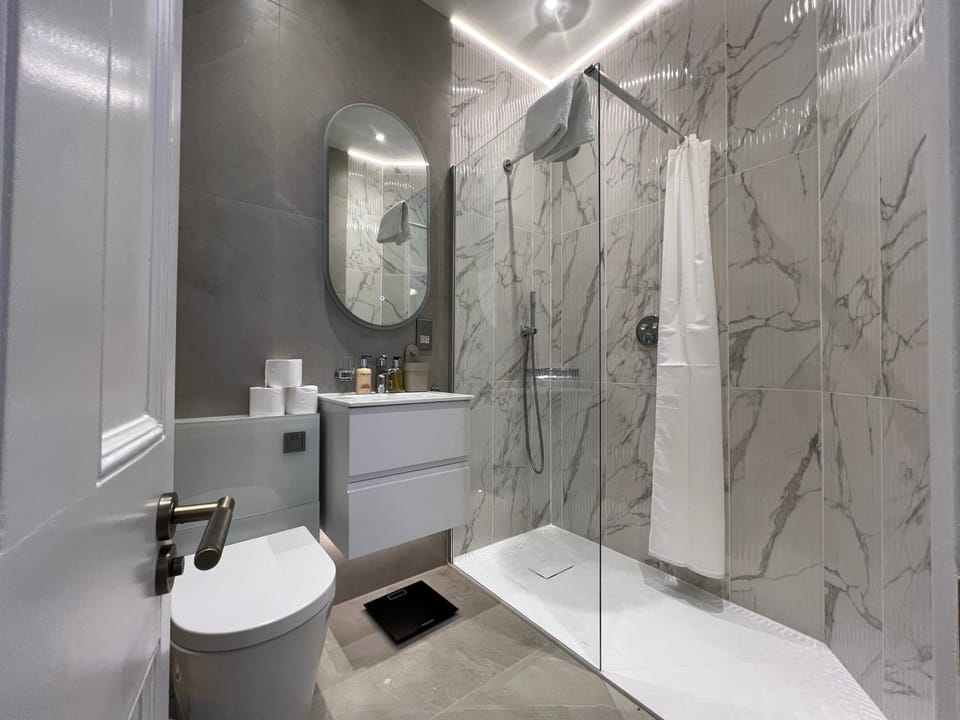 Shower, Toilet, towels
